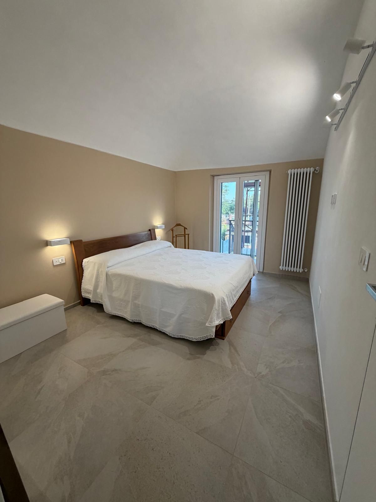 Camera da letto matrimoniale con comodini in legno
