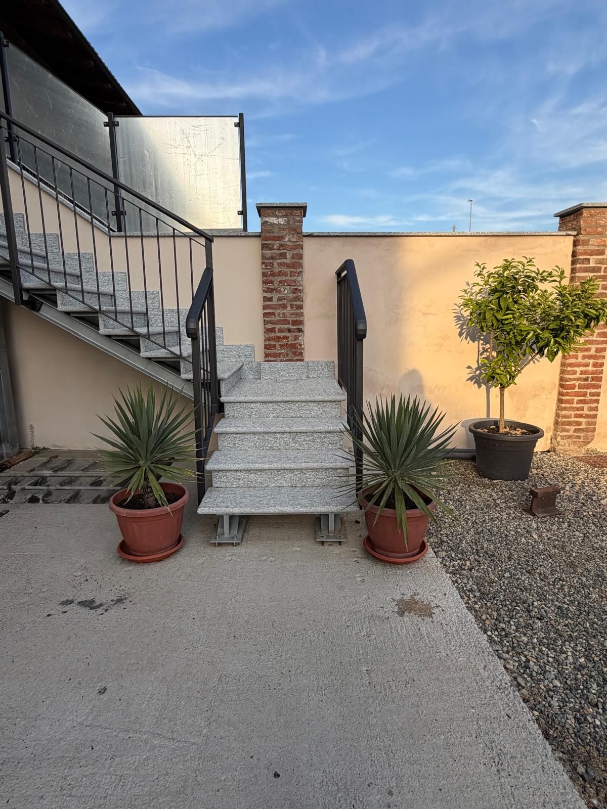 Scala esterna nel cortile con piante in vaso