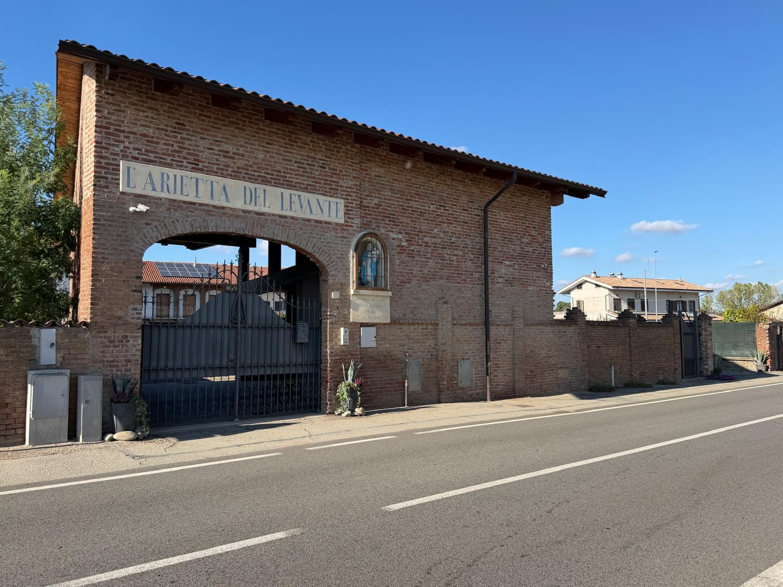 Il portale della cascina